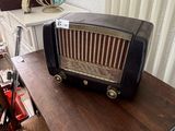 an old radio sitting on top of a wooden table