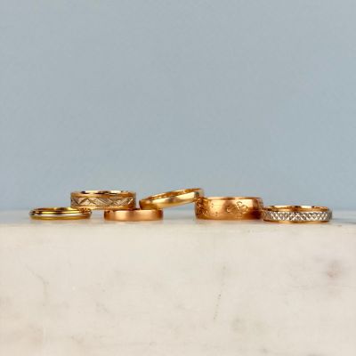 trois types différents d'alliances posées sur une surface en marbre