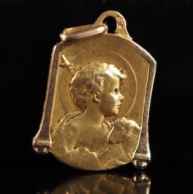 un gros plan d'une médaille d'or sur laquelle figure l'image d'un enfant