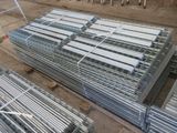 un grand nombre de barres d'acier empilées les unes sur les autres