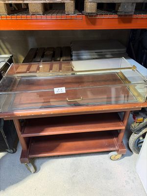 une table en bois avec un plateau en verre dans un magasin