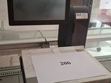 un ordinateur portable posé sur une table devant un écran
