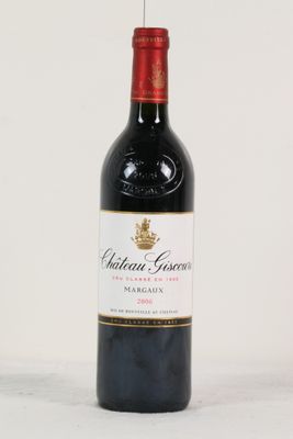 une bouteille de vin posée sur une table