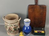 deux vases et une planche à découper sur la table