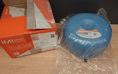 un disque bleu posé sur une boîte, elle-même posée sur une table