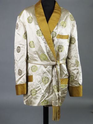 une robe blanche et dorée sur un mannequin, un mannequin, un mannequin, un mannequin, un mannequin, un mannequin, un mannequin, un mannequin, un mannequin, un mannequin, un mannequin, un mannequin, un mannequin, un mannequin, un mannequin, un mannequin, un mannequin, un mannequin, un mannequin, un mannequin, un mannequin, un mannequin, un mannequin, un mannequin, un mannequin, un mannequin, un mannequin, un mannequin, un mannequin, un mannequin, un mannequin, un mannequin, un mannequin, un