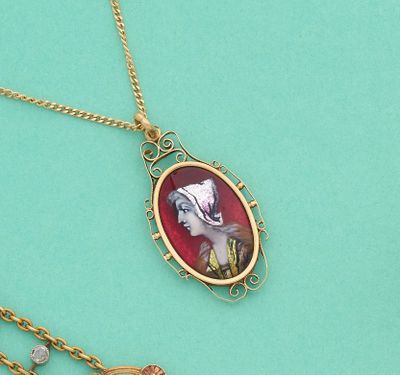 un collier sur lequel figure le portrait d'une femme