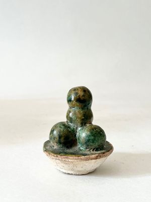 ASSIETTE FUNERAIRE en grès à glaçure sancai.