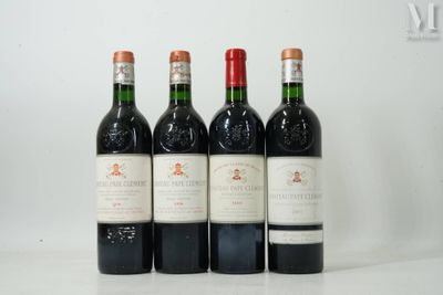 quatre bouteilles de vin sont alignées sur une table