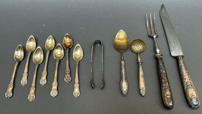 beaucoup de cuillères et de couteaux à cuillère sur la table
