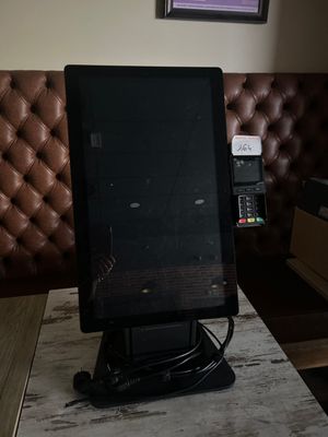 un écran d'ordinateur posé sur une table en bois