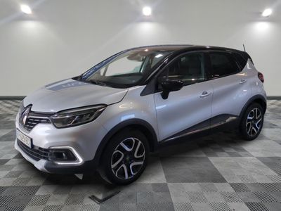 Le nouveau SUV Renault C-HR est garé dans un showroom.