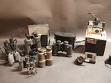 beaucoup de vieux appareils photo et d'autres objets posés sur la table