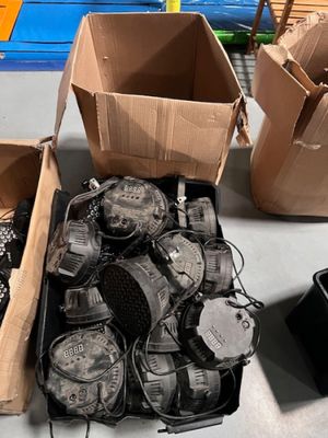 de nombreuses boîtes contenant des montres et d’autres objets, posées par terre