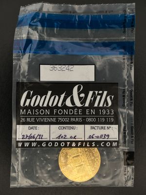 un gros plan d'une pièce de monnaie dans un sachet en plastique posé sur une table