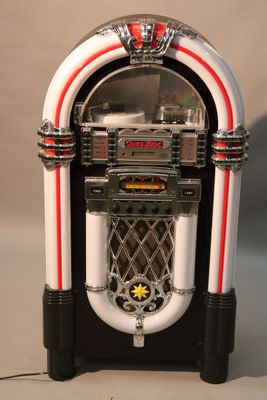 un juke-box posé sur une table