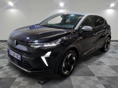 Le SUV noir est garé dans une pièce au sol carrelé.
