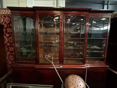 une grande vitrine dotée d'une porte vitrée au milieu
