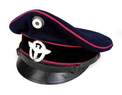 casquette bleu marine avec une bordure rose et une étoile blanche sur le côté