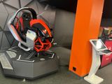 une moto orange et noire exposée dans une pièce