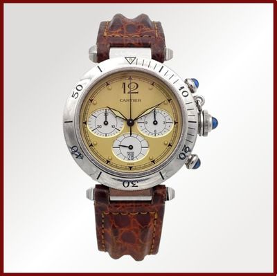 un gros plan d'une montre-bracelet au cadran jaune