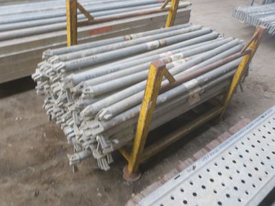 de nombreuses piles de barres d'acier empilées sur une palette