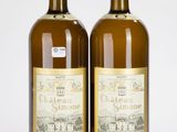 deux bouteilles de vin posées l'une à côté de l'autre sur une table