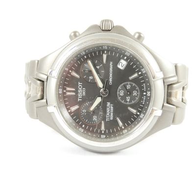 gros plan d'une montre sur fond blanc