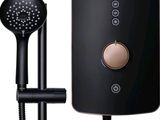 un gros plan d'une pomme de douche avec un flexible de douche