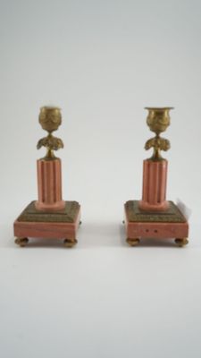 Une paire de petits bougeoirs aux fûts et socle en marbre ro…