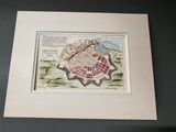 une vieille carte d'une ville, encadrée, posée sur une table