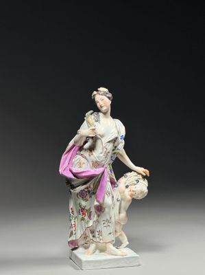 deux figurines en porcelaine représentant une femme et un enfant