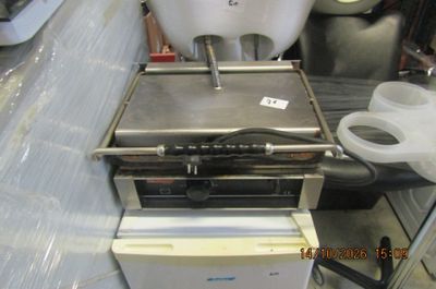 une machine posée sur une table