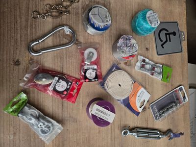 de nombreux objets posés sur une table en bois