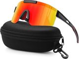 des lunettes de soleil dans un étui noir, avec un verre rouge sur fond blanc