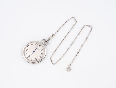 une montre de poche en argent et une chaîne posées sur une surface blanche