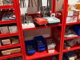 une étagère rouge sur laquelle sont posés de nombreux outils