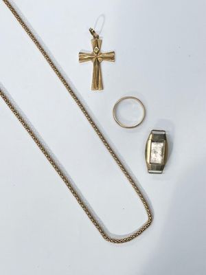 un assortiment de bijoux en or, comprenant une croix, une bague et un collier
