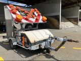 une image représentant un camion équipé d'une grue à l'arrière