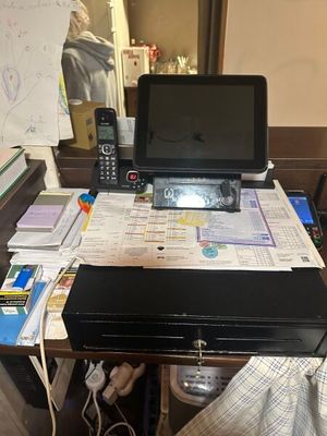 un ordinateur portable posé sur un bureau recouvert de papiers