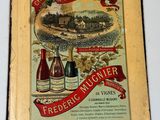 une photo d'un livre sur lequel sont posées deux bouteilles de vin