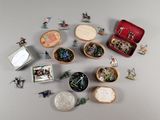 tout un tas de figurines miniatures posées sur une table