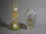 deux vases posés l'un à côté de l'autre sur une table