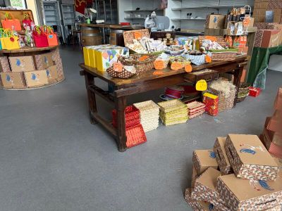 de nombreuses boîtes de nourriture sur la table dans la pièce