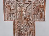 une vieille croix en bois sur laquelle est représenté un groupe de personnes