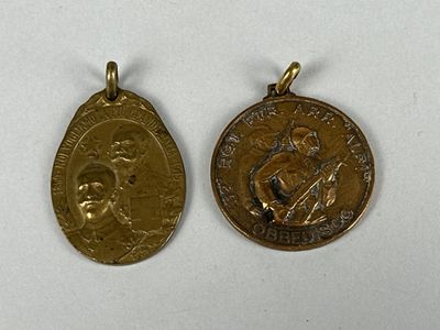 deux médailles d'or sur lesquelles figurent l'image d'un homme et d'une femme