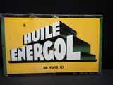 une vieille affiche publicitaire pour Huddle Enercol sur fond noir