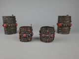 trois vases en argent ornés de pierres rouges et bleues