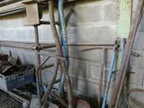 tout un tas d'outils appuyés contre un mur