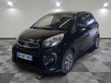 la petite voiture noire est garée sur un sol en damier